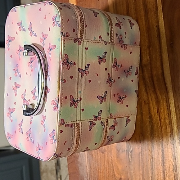 Make up carry all. 2 separate storage with zippers - Picture 2 of 5